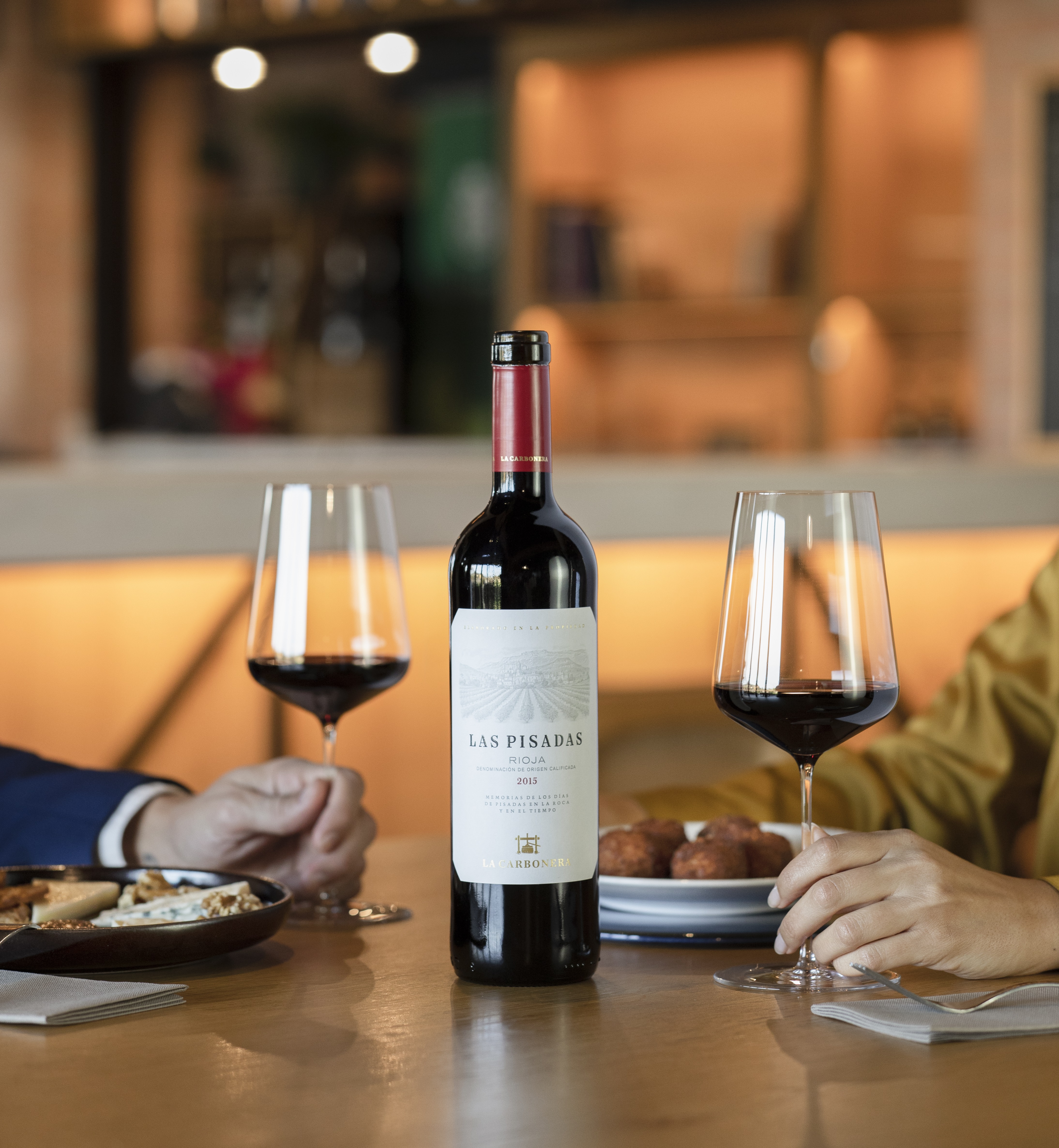 TODO RIOJA El vino tinto Las Pisadas, acompañando los platos del Jardí Restaurante El Celleret, propiedad de Familia Torres.