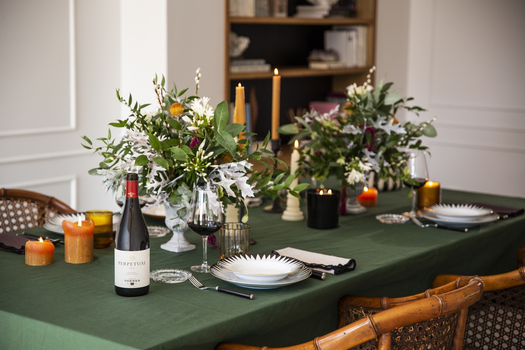 VINOS DE FAMILIA TORRES COMO INSPIRACIÓN NAVIDEÑA (II) Mesa creada por la estilista @goutdhestia, dónde el vino Perpetual ha sido la inspiración de su creación.