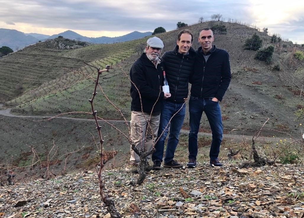 LA PALABRA ENTRE VIDES Izqda. a dcha., Manolo del Águila (viticultor de la finca), Miguel Torres Maczassek (5ª generación) y Jordi Foraster (Enólogo del vino)