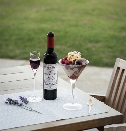 El sabor natural que envuelve a las viñas Crujiente de frutos rojos con nata de Torrelles de Foix, un postre con sello del Jardín Restaurante El Celleret (Familia Torres)