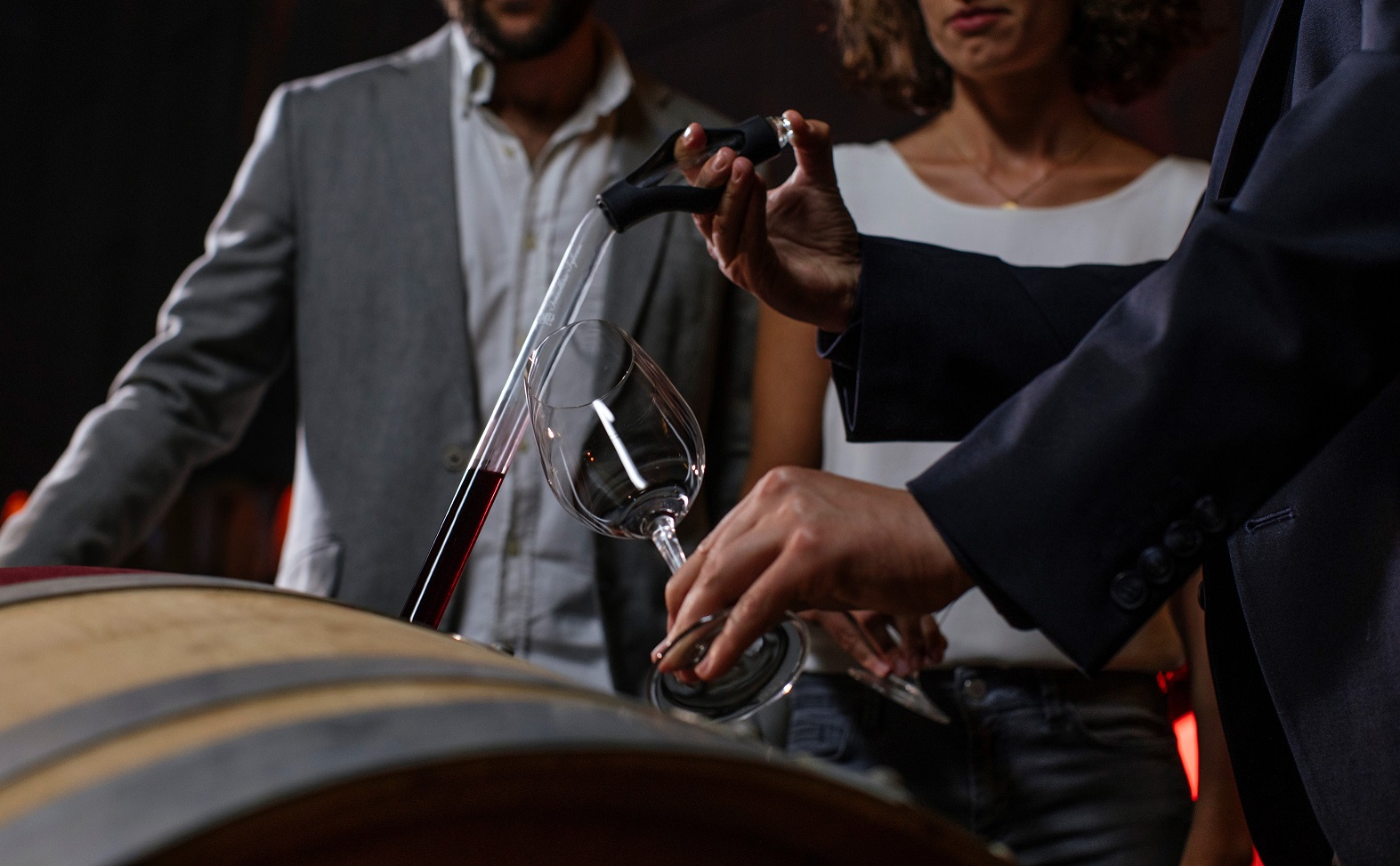PROPUESTAS ENOTURÍSTICAS DE FAMILIA TORRES Cata directamente de barrica, durante una visita de la actividad Signature Wine Experience.