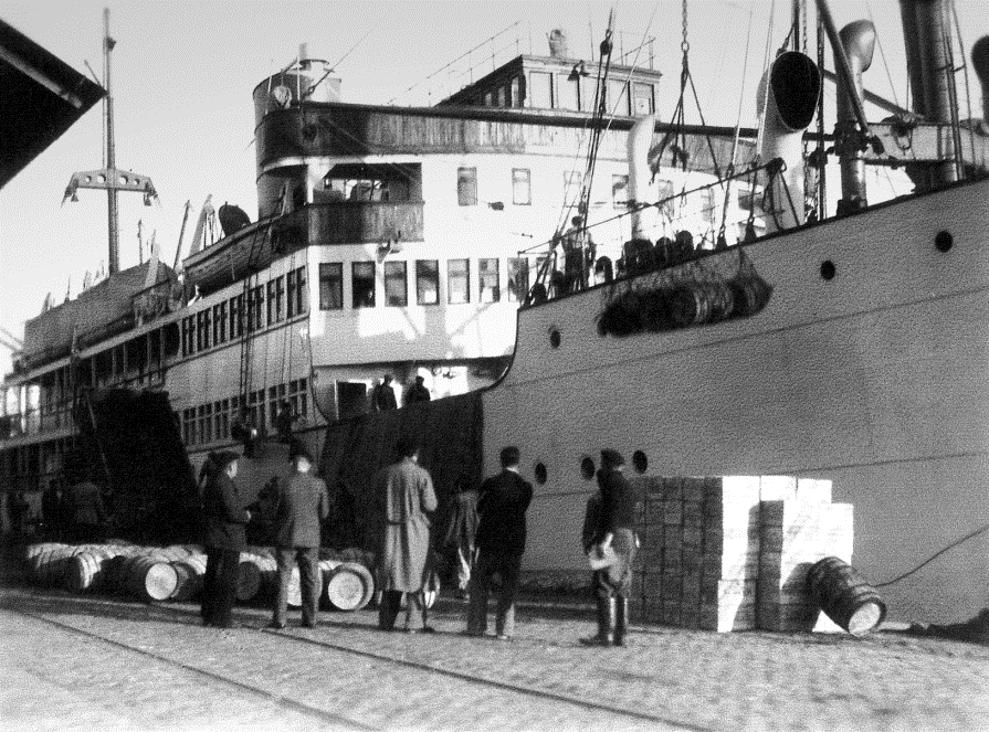 Barricas de la bodega esperando a ser cargadas en uno de los barcos de la época.