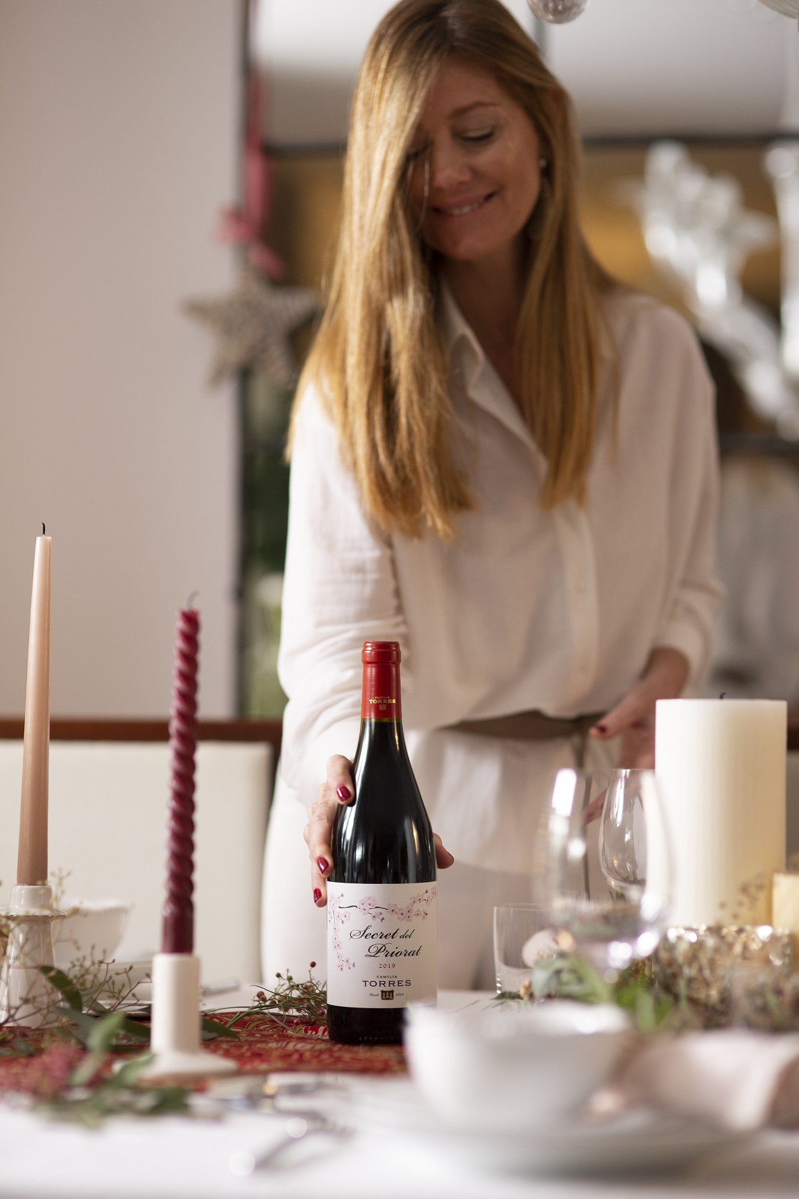 La estilista @saboresymomentos colocando a la mesa el vino Secret del Priorat de Familia Torres, fuente de inspiración para su mesa navideña.