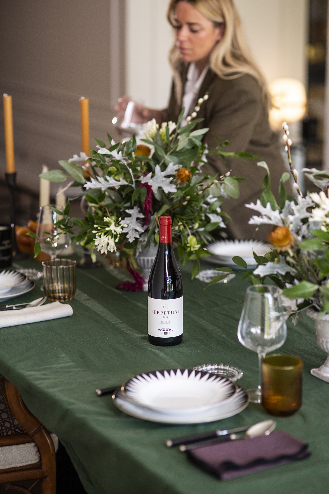 La estilista @goutdhestia poniendo la mesa de navidad, en concreto una de las copas de vino. 