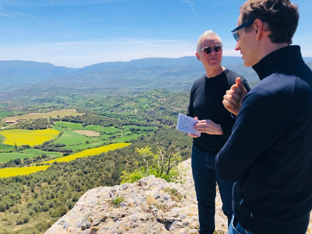 PIRENE Eric Asimov, en su visita el pasado mes de mayo, junto a Miguel Torres Maczassek, en Tremp (Pre-Pirineo).