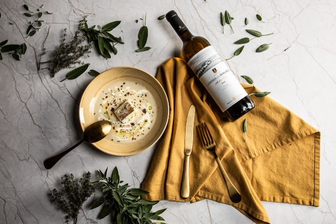 JUVENTUD y MADUREZ Crema de puerro y patata con bacalao confitado y jamón, maridado con Camino de Magarín por el Restaurante Masía Mas Rabell.