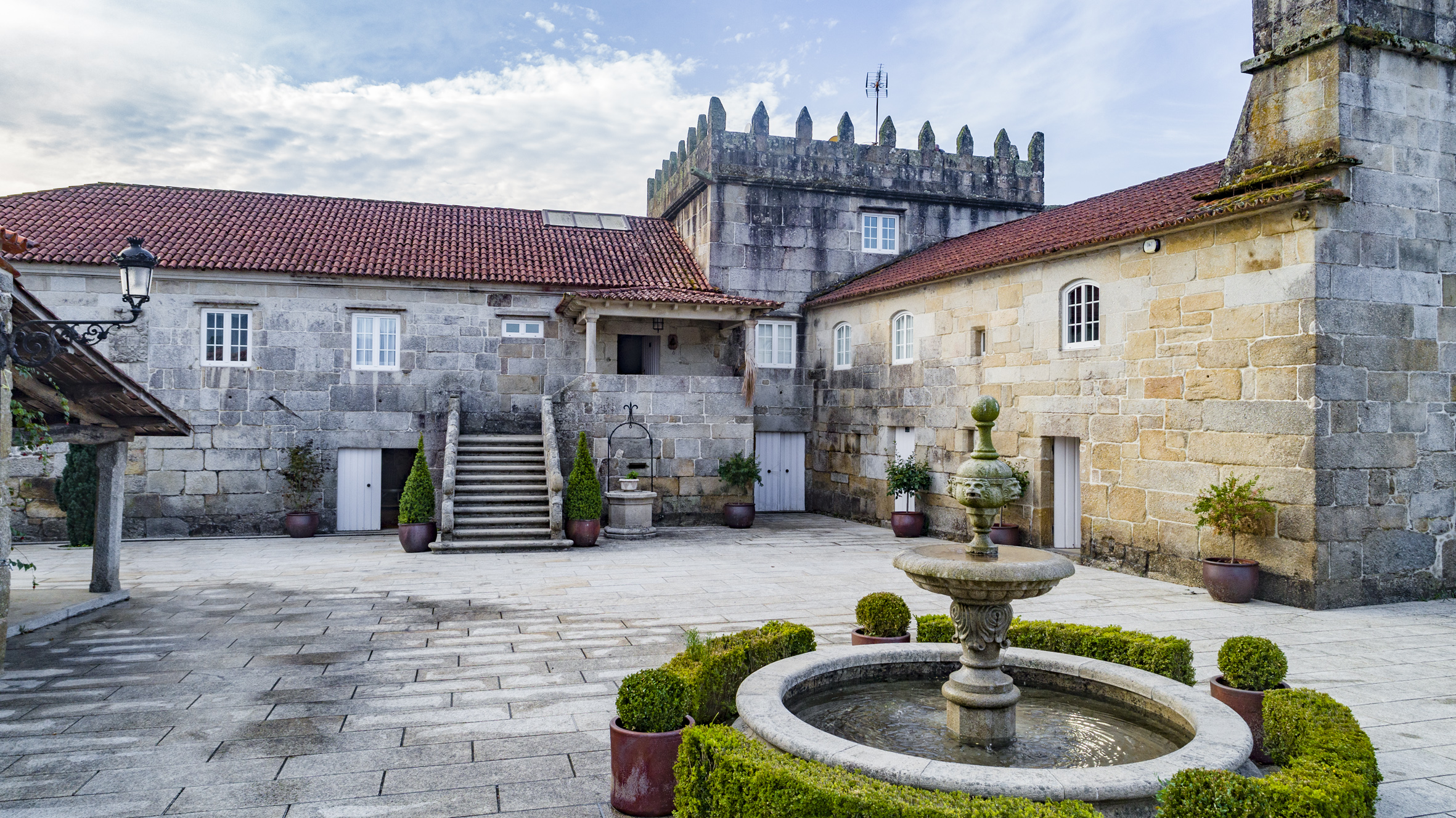 Blanco Granito 2019 del Pazo Torre Penelas Pazo Torre Penelas, ubicado en el Valle de Salnés