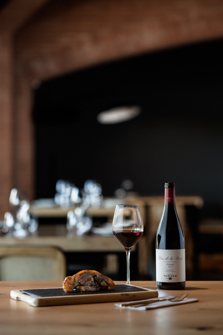 DE AQUELLAS VENDIMIAS, ESTOS VINOS (II). Mas de la Rosa maridado con meloso de cordero lechal de Sant Martí Sarroca acabado a la brasa, en el Jardín Restaurante El Celleret.