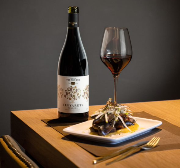 Vino y gastronomía. Maridando en invierno Vinyarets Tinto (DO Penedès) está elaborado con las variedades: cariñena, garnacha, tempranillo y sumoll