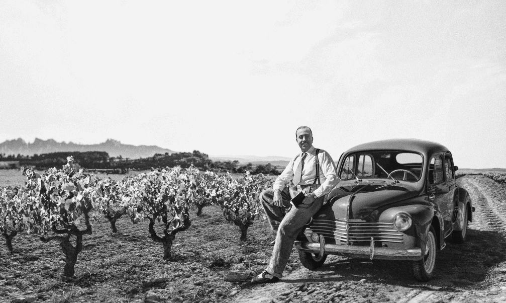 150 AÑOS DE FAMILIA TORRES: EPISODIOS DE UNA VIDA (3ª generación) Miguel Torres Carbó en el viñedo junto a su coche, aún conservado en el museo de la Familia, y donde siempre llevaba una botella de vino para dar a conocer.