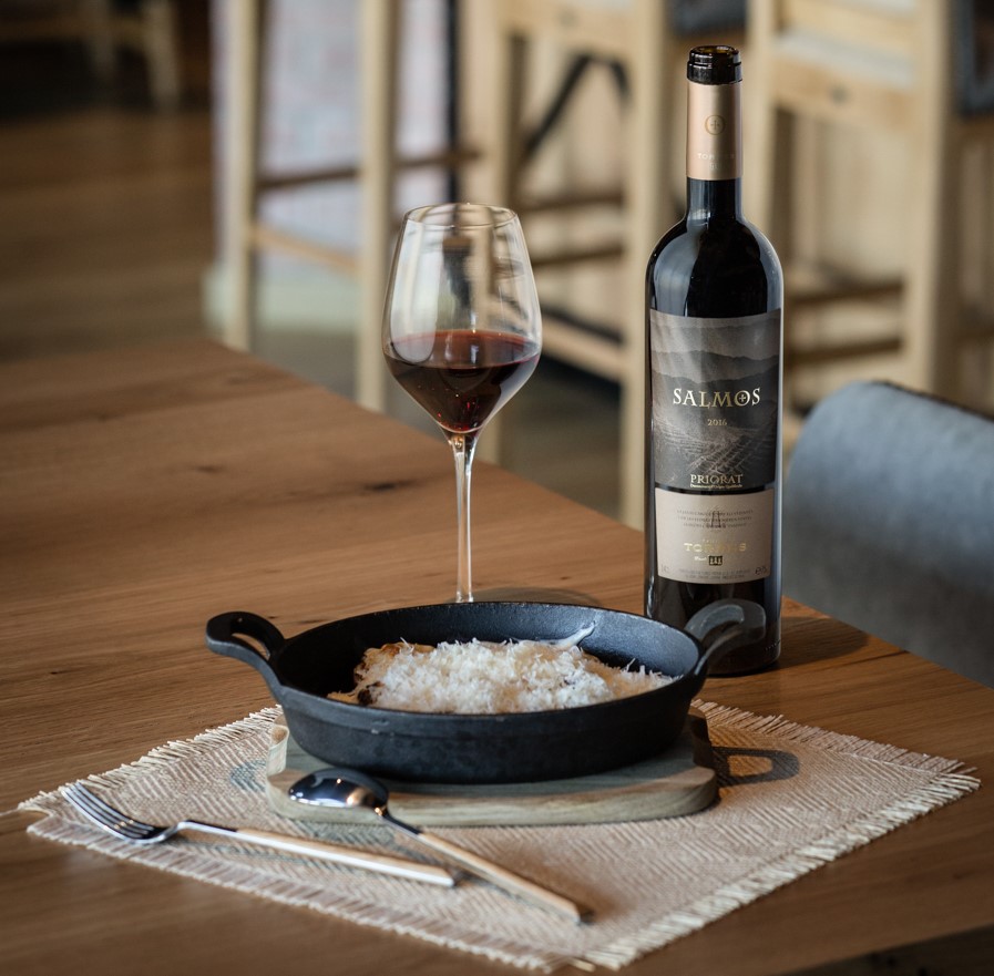VINO Y GASTRONOMÍA LATINOAMERICANA Salmos, un vino tinto elaborado con las variedades: garnacha, cariñena y syrah. Es el escogido para maridar con platos típicos de Uruguay.