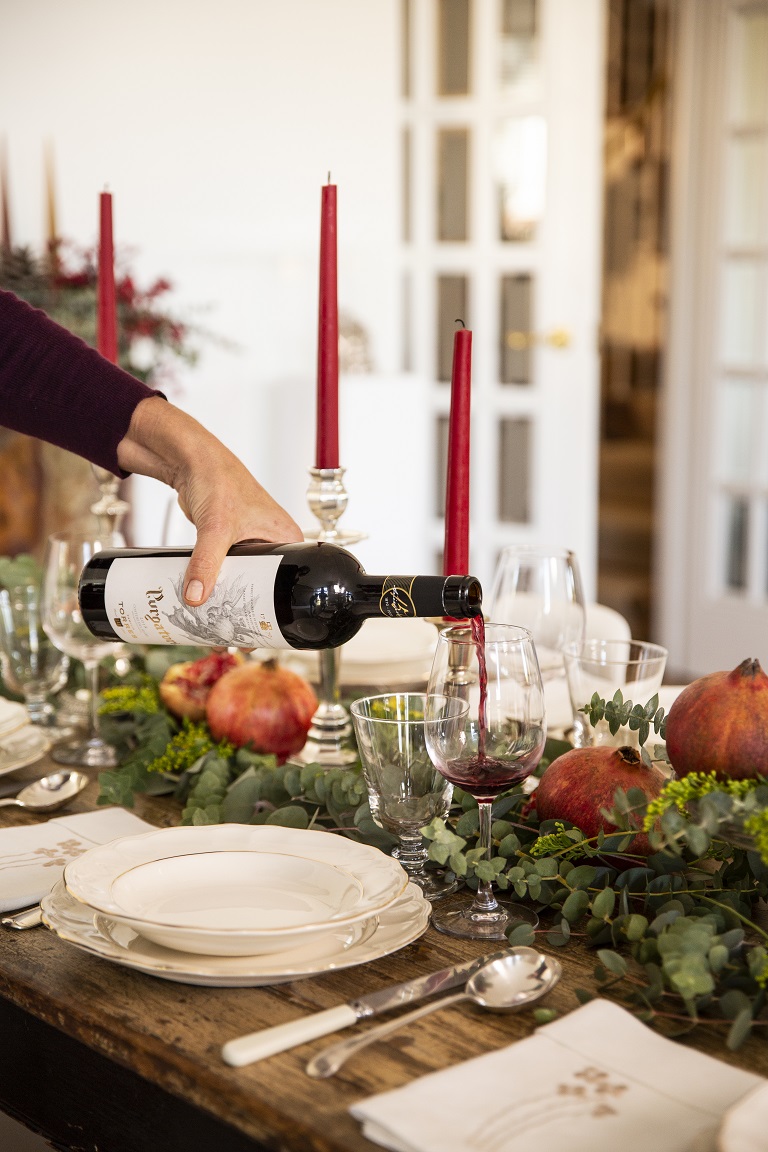 VINOS DE FAMILIA TORRES COMO INSPIRACIÓN NAVIDEÑA (I) La estilista @paz_qb sirviendo una copa del vino tinto Purgatori de Familia Torres. Fuente de inspi-ración para su mesa.