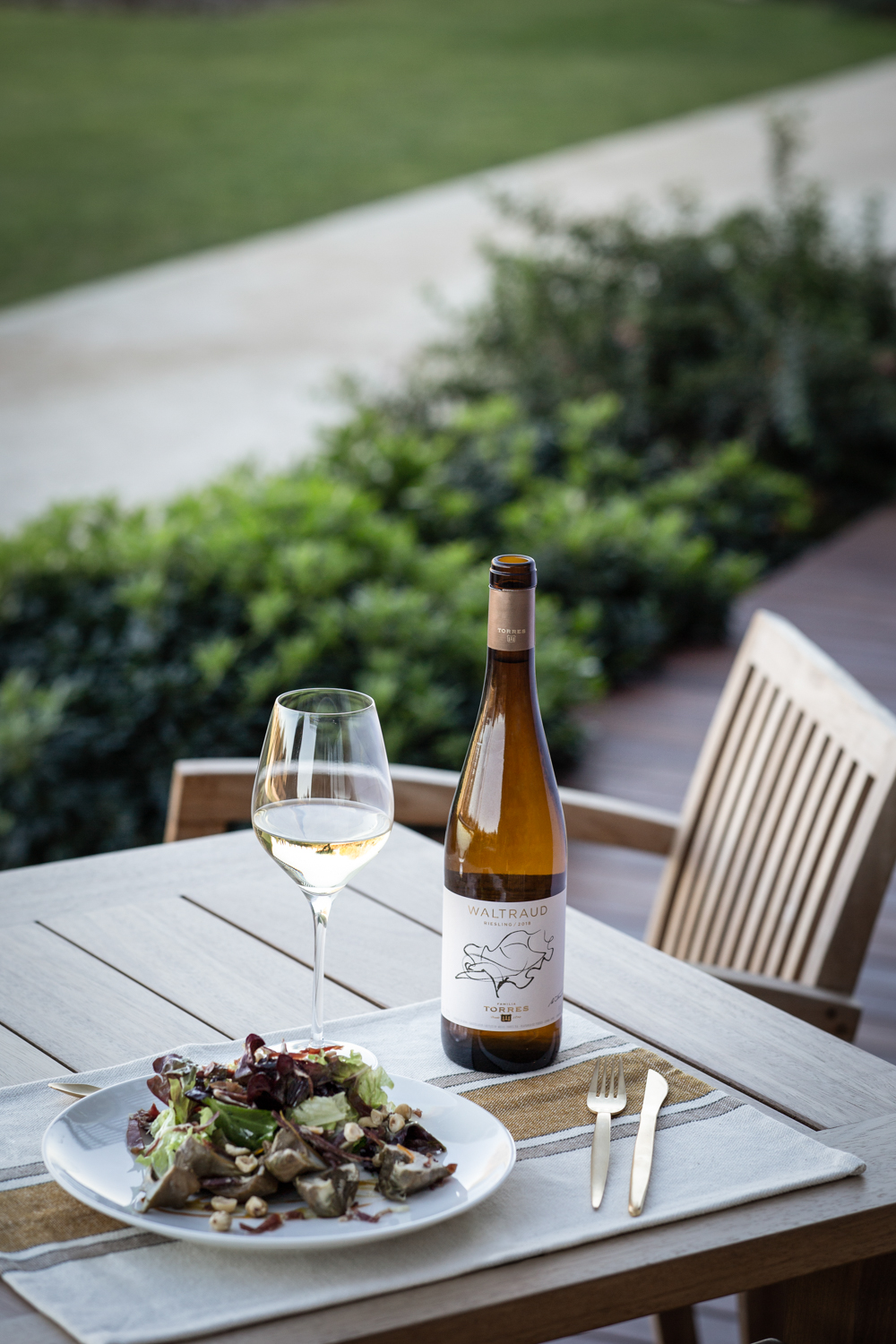 Waltraud (DO Penedès) es un vino blanco elegante, con cuerpo firme y sedoso. Marida a la perfección con está ensalda.