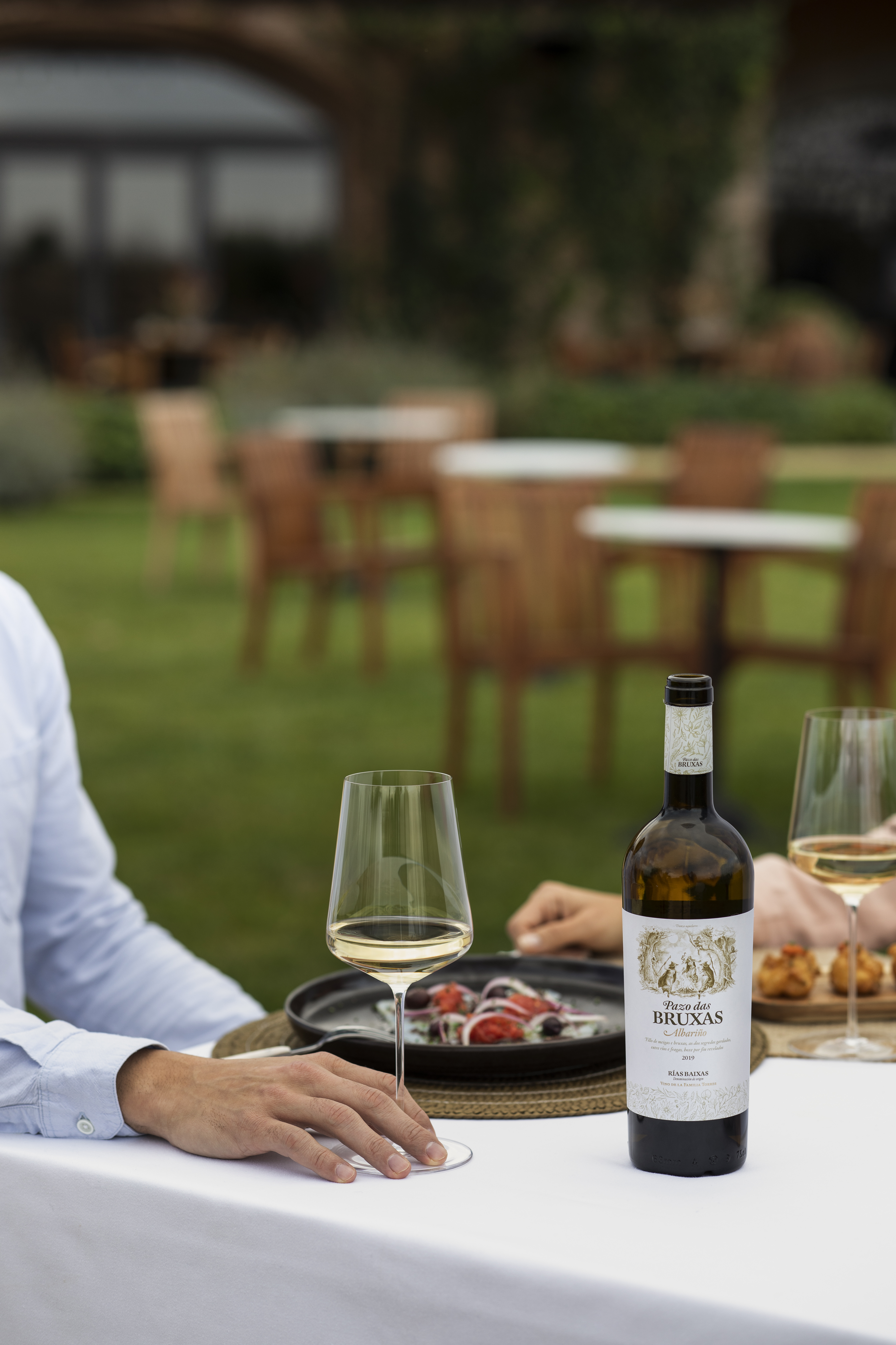 Pazo das Bruxas (DO Rías Baixas) destaca por su franca acidez que acompaña el paso de boca. Final largo y persistente. Marida a la perfección con está esqueixada de bacalao, con tomate, cebolla y aceitunas.
