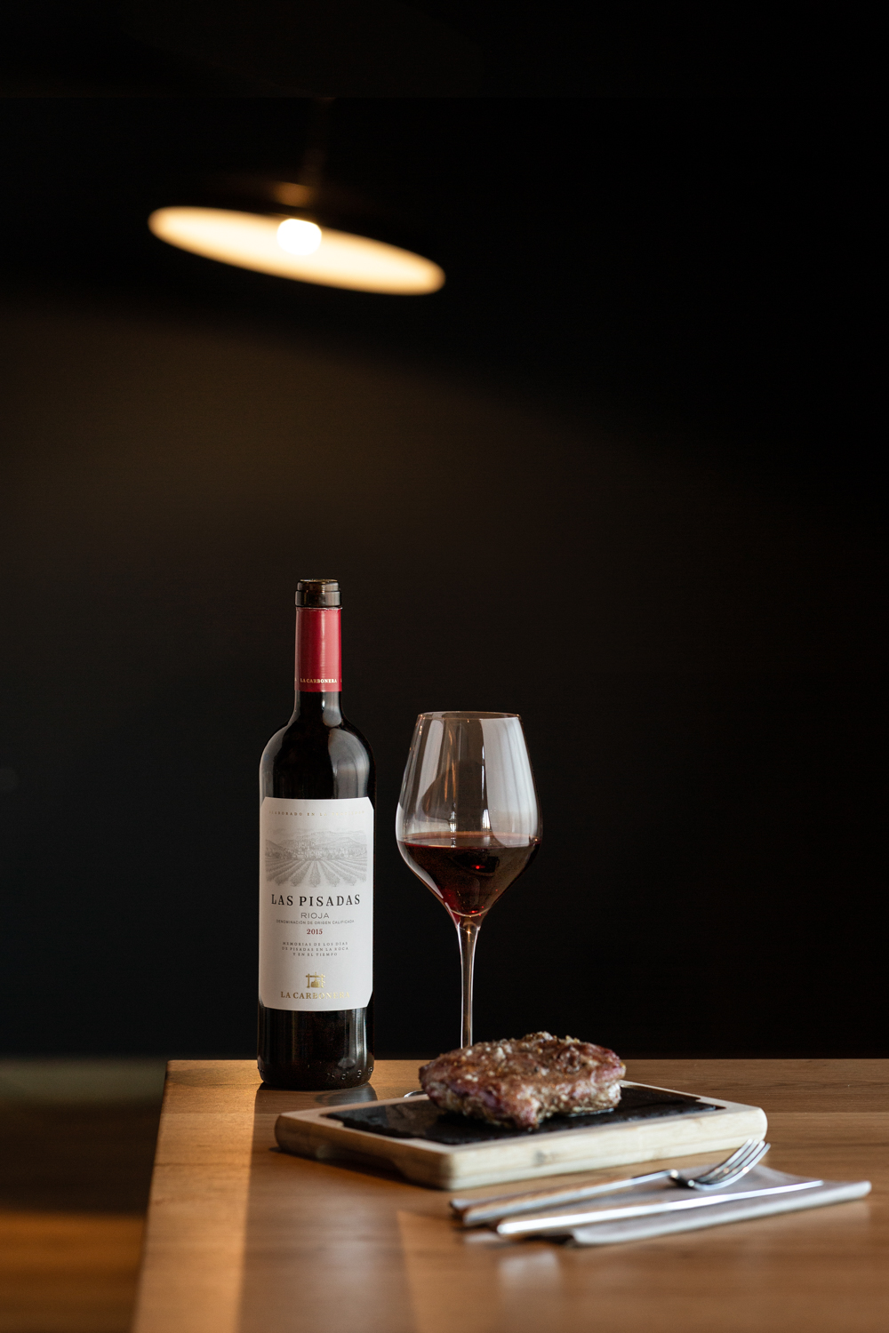 TINTOS CÁLIDOS PARA FRÍOS DÍAS DE INVIERNO Las Pisadas (DO Rioja) es un vino tinto mono varietal. La variedad con la que se elabora esté vino es tempranillo.