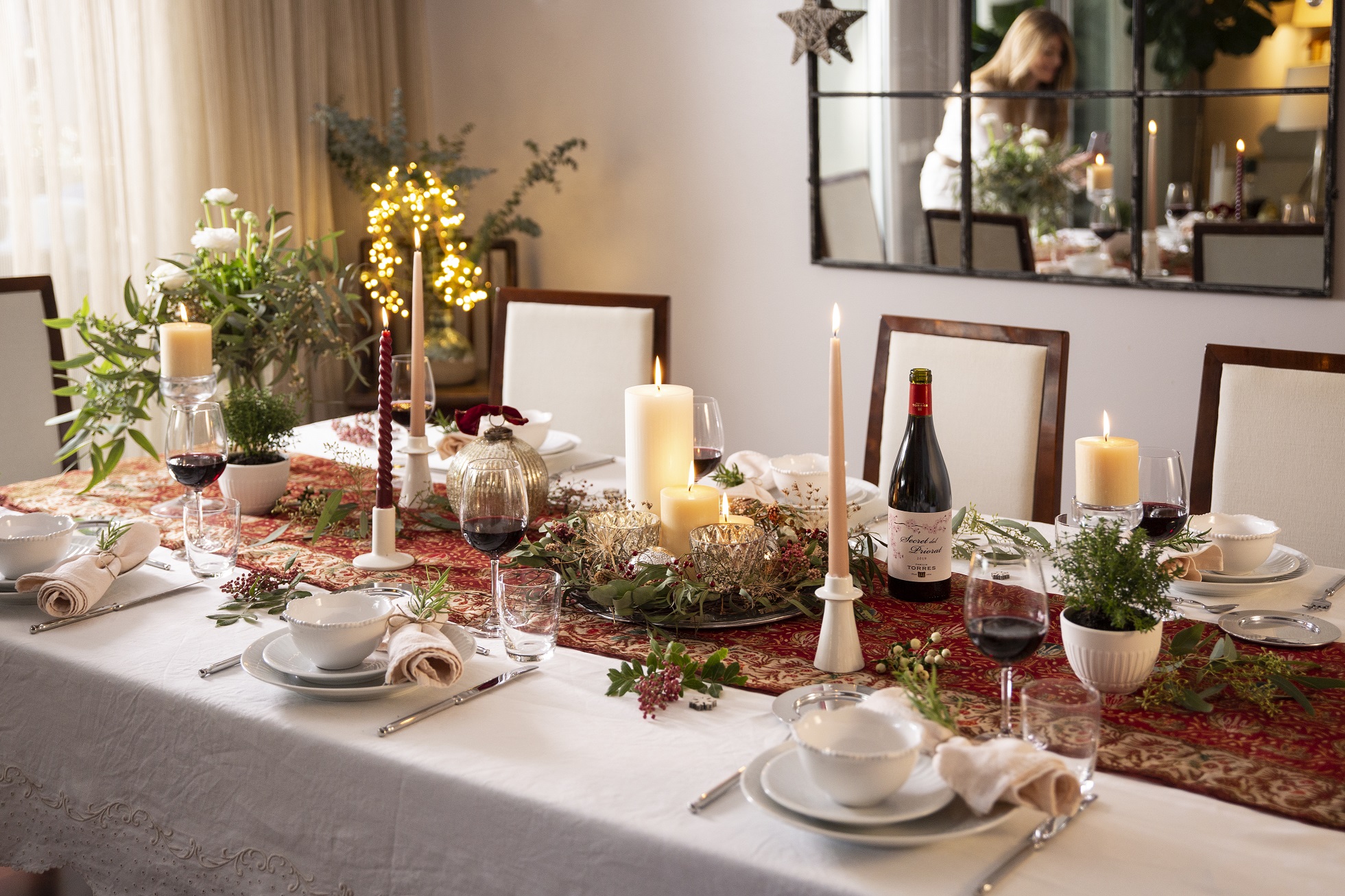 VINOS DE FAMILIA TORRES COMO INSPIRACIÓN NAVIDEÑA (III) Mesa creada por la estilista @saboresymomentos, dónde el vino Secret del Priorat ha sido la inspiración de su creación.