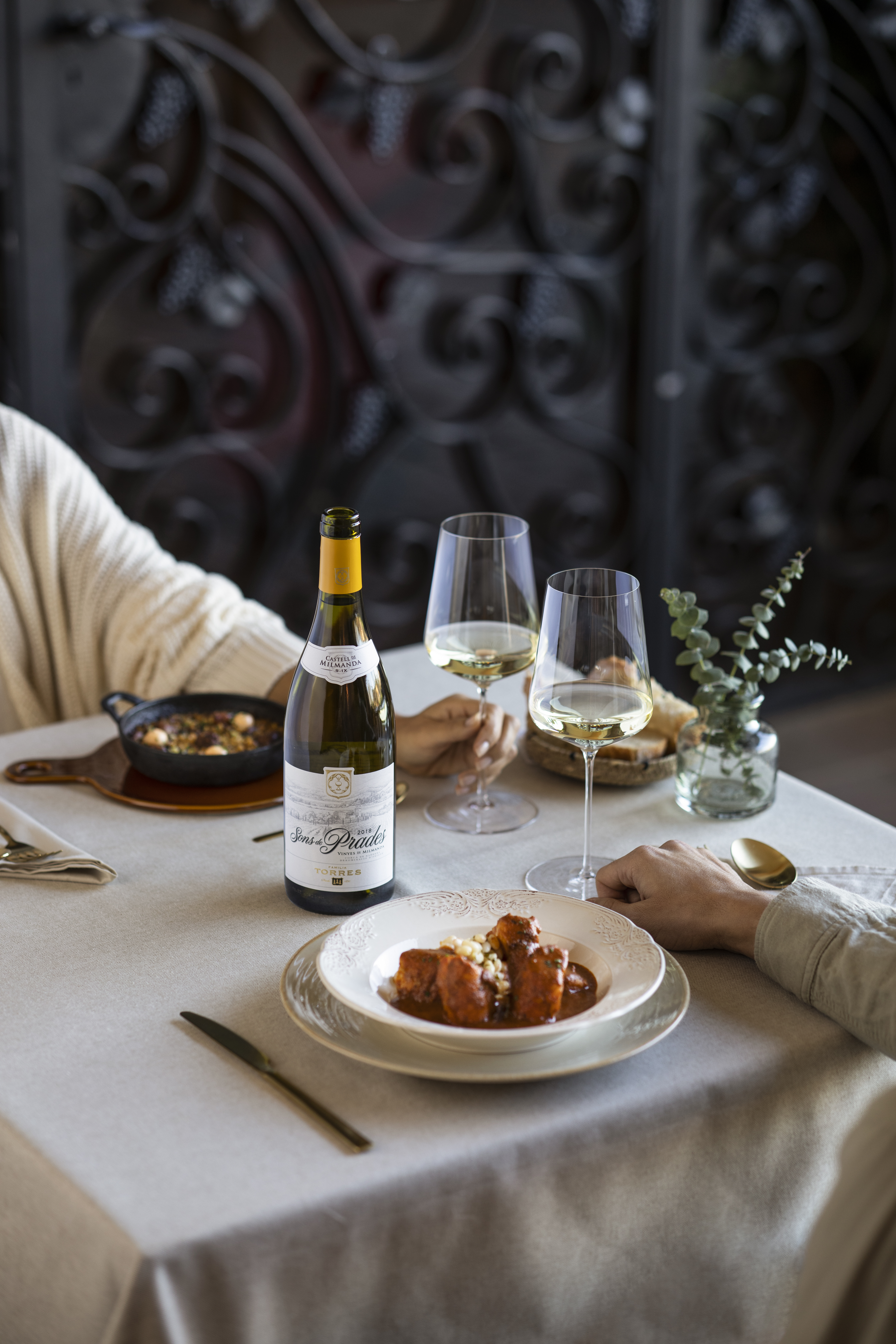 Sons de Prades (DO Concà de Barberà) es un vino blanco sabroso, con delicada materia y un limpio final seco. Marida a la perfección con está romescada de rape o con arroz meloso de pescado y sepia. 
