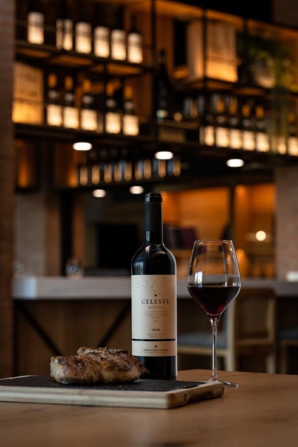 DE AQUELLAS VENDIMIAS, ESTOS VINOS (I) Celeste Reserva 2015 (Familia Torres), maridado con costilla de cerdo ibérico en el Jardín Restaurante El Celleret.