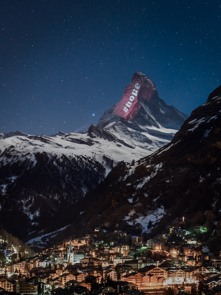 Recuperar la armonía con el planeta para empezar de nuevo Una imagen del mensaje de solidaridad que brinda El Cervino, la icónica montaña suiza, al mundo