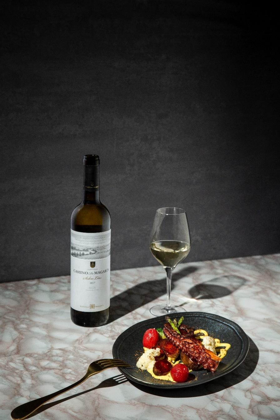 DE AQUELLAS VENDIMIAS, ESTOS VINOS (I) Camino de Magarín maridado con pulpo ahumado, salsa huacatay y patatas anticucheras, por La Vinoteca Torres (Barcelona).