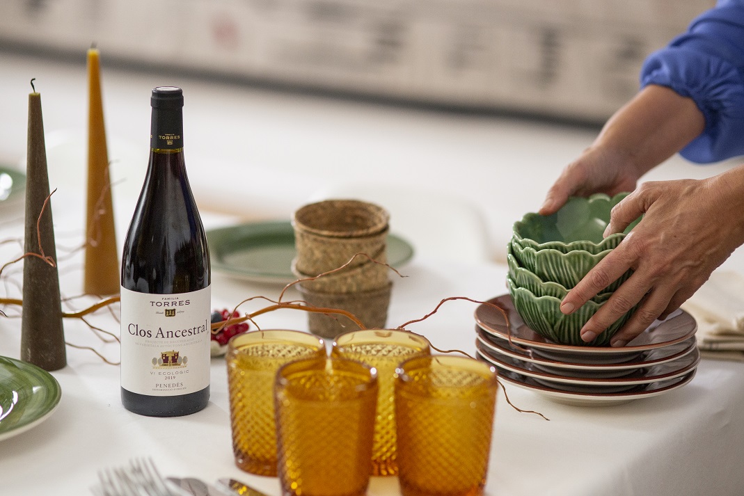 VINOS DE FAMILIA TORRES COMO INSPIRACIÓN NAVIDEÑA (I) La estilista @paz_qb poniendo la mesa de navidad, en concreto la vajilla de loza de color verde.