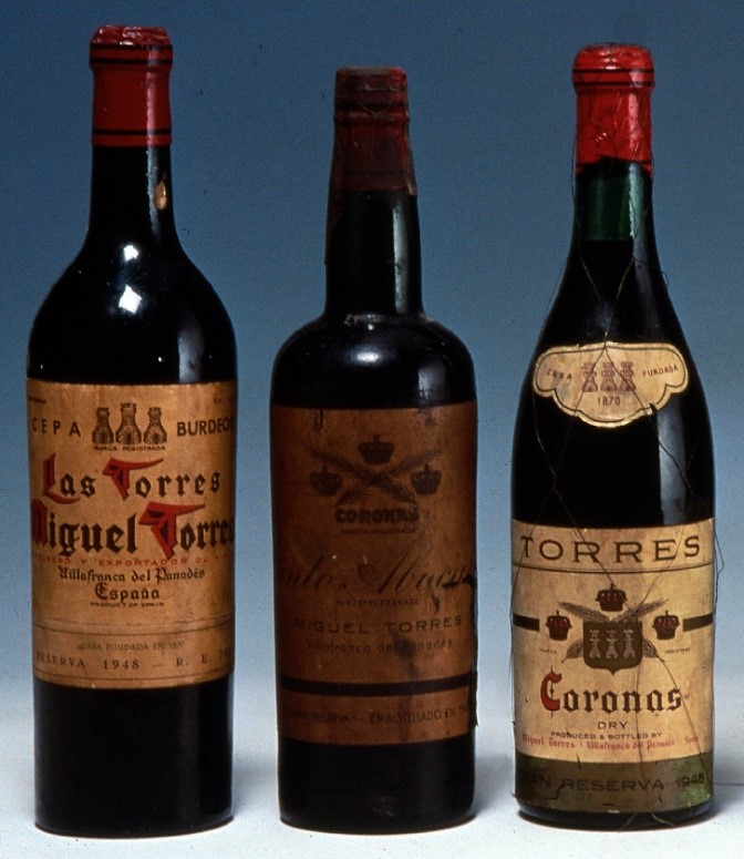 Botellas de la marca Coronas, que aún se conservan en el museo de la Familia, en Pacs del Penedès.