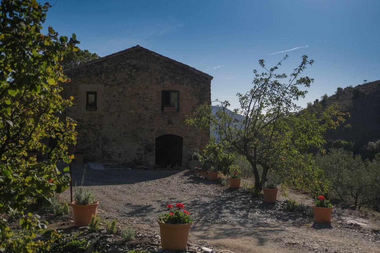 LA PALABRA ENTRE VIDES Mas de la Rosa, ya rehabilitada, en su finca homónima propiedad de Familia Torres.