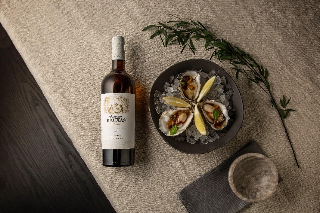 DE AQUELLAS VENDIMIAS, ESTOS VINOS (I) Pazo das Bruxas, maridado con ostras Amélie, por el La Vinoteca Torres (Barcelona).