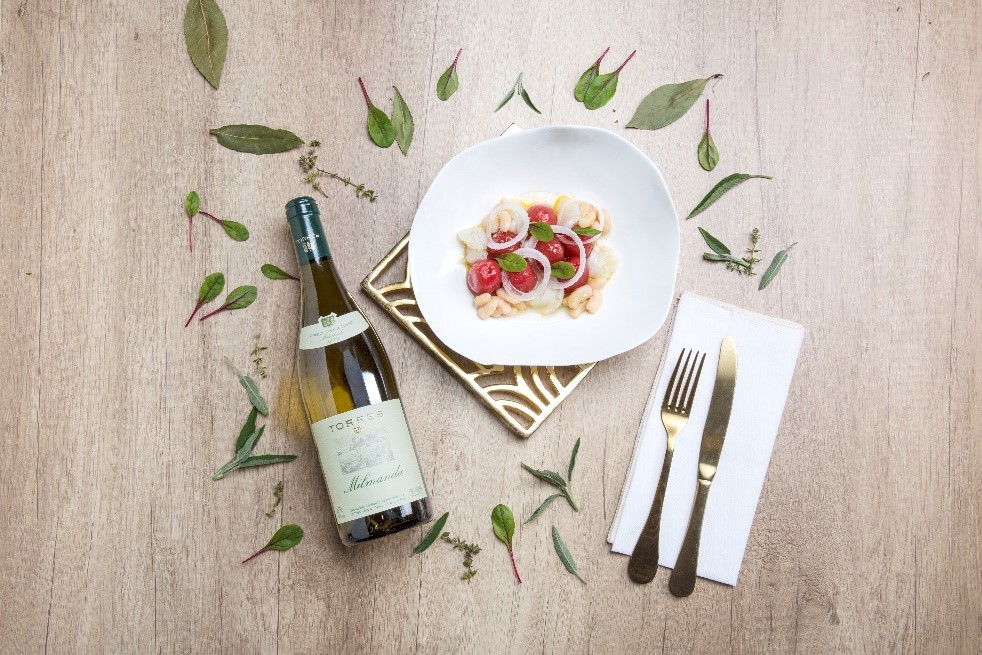 JUVENTUD y MADUREZ Tomates del Maresme con láminas de bacalao maridado con Milmanda. Una propuesta de maridaje de La Vinoteca Torres.