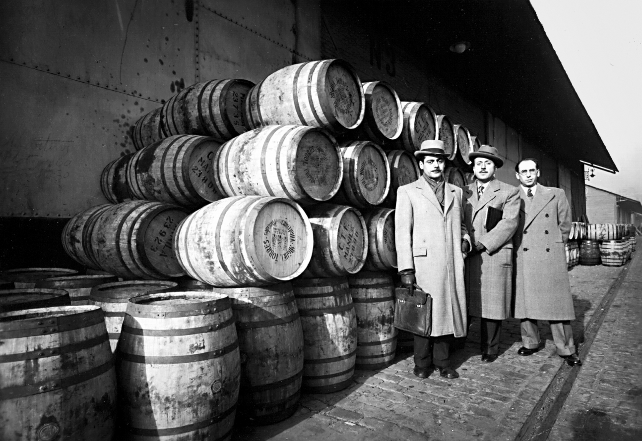 150 AÑOS DE FAMILIA TORRES: EPISODIOS DE UNA VIDA (3ª generación) Miguel Torres Carbó (centro), en el puerto de Barcelona.