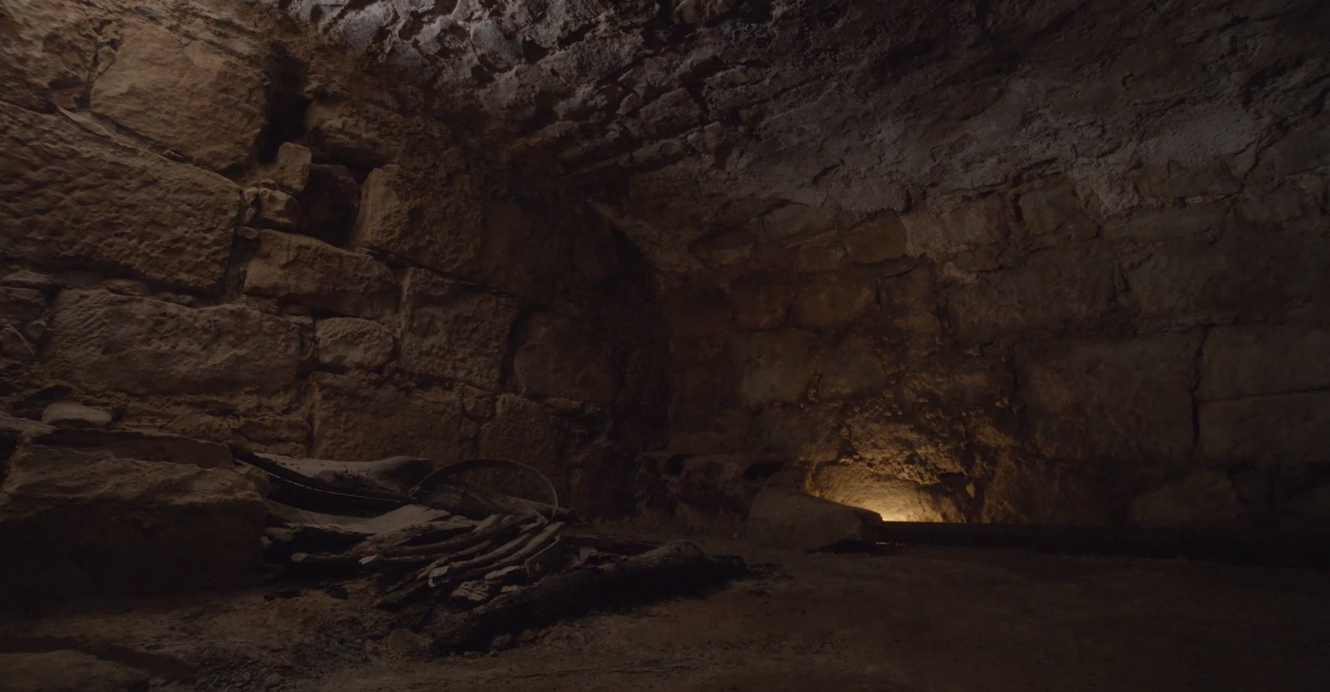 LOS VINOS DEL CIELO (I) Imagen de la última barrica de vino, ya desarticulada, en la antigua bodega de los monjes, justo debajo de la actual