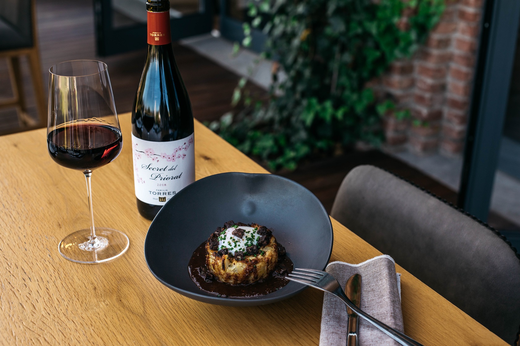 MARIDANDO OTOÑO “Trinxat” de col y patata, con butifarra y huevo poché elaborado por el chef del restaurante Jardín Restaurante El Celleret, maridado con el vino Secret del Priorat