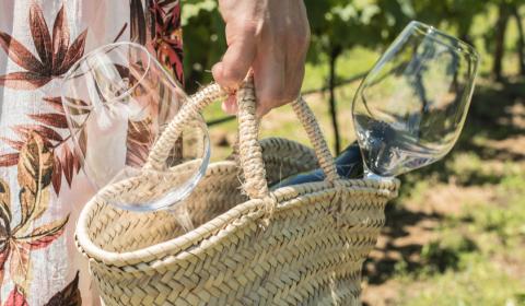 Cesta con copas de vino